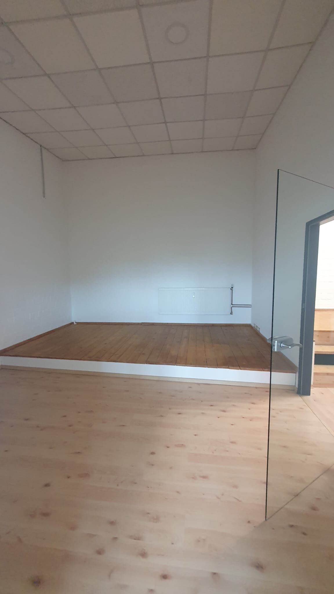 Helle Gewerbefläche mit großen Fensterfronten