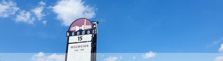 Kondor Gewerbepark Wegweiser-Schild vor blauem Himmel