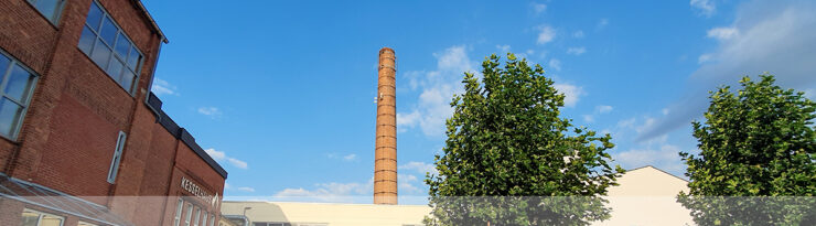 Blick vom Parkplatz auf den Schornstein